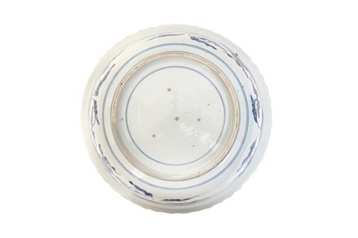 Lot 69 - A LARGE BLUE AND WHITE KAKIEMON 'SPARROWS AND BAMBOO' BOWL