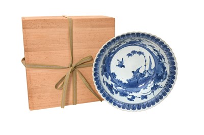 Lot 69 - A LARGE BLUE AND WHITE KAKIEMON 'SPARROWS AND BAMBOO' BOWL