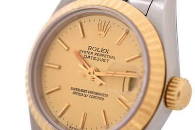 Lot 69 - A LADIES ROLEX 18K YELLOW GOLD AND STAINLESS STEEL AUTOMATIC BRACELET WATCH.