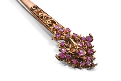 Lot 60 - A SRI LANKAN RUBY-SET PARCEL-GILT SILVER HAIRPIN (KONDAKOORA)