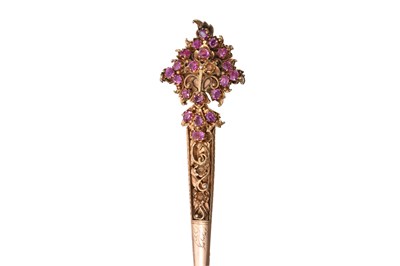 Lot 60 - A SRI LANKAN RUBY-SET PARCEL-GILT SILVER HAIRPIN (KONDAKOORA)