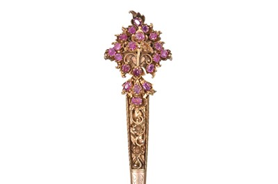 Lot 60 - A SRI LANKAN RUBY-SET PARCEL-GILT SILVER HAIRPIN (KONDAKOORA)