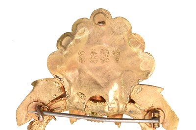 Lot 58 - A LARGE PARCEL-GILT BROOCH WITH DOVES AND ROSES