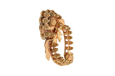 Lot 58 - A LARGE PARCEL-GILT BROOCH WITH DOVES AND ROSES