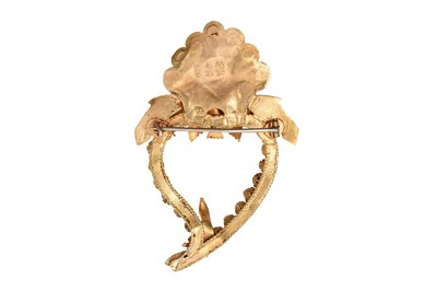 Lot 58 - A LARGE PARCEL-GILT BROOCH WITH DOVES AND ROSES