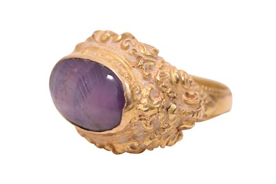Lot 51 - A BALINESE GOLD RING