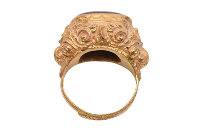 Lot 51 - A BALINESE GOLD RING