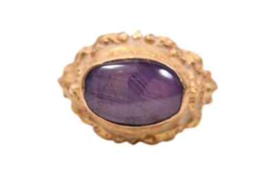 Lot 51 - A BALINESE GOLD RING