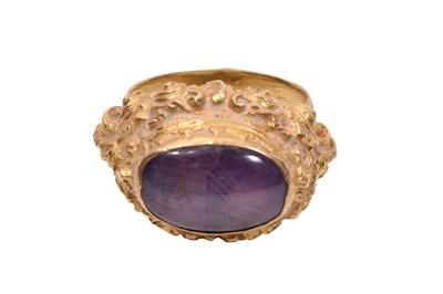 Lot 51 - A BALINESE GOLD RING