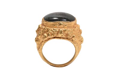 Lot 52 - A BALINESE GOLD RING