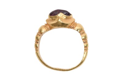 Lot 53 - AN ANTIQUE BURMESE GOLD RING