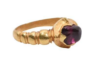 Lot 53 - AN ANTIQUE BURMESE GOLD RING