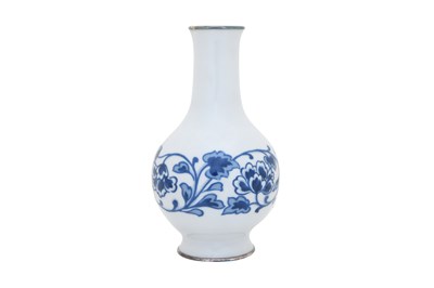 Lot 80 - A BLUE AND WHITE CLOISONNÉ ENAMEL VASE BY ANDO JUBEI COMPANY