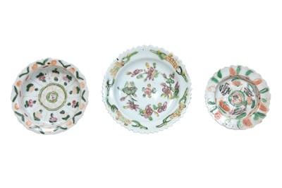 Lot 34 - THREE BENCHARONG STEM CUPS