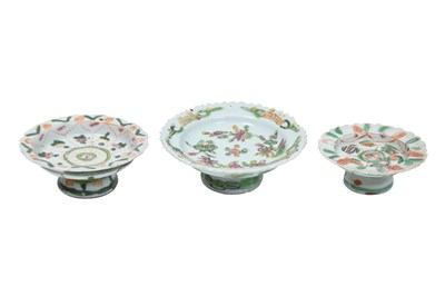 Lot 34 - THREE BENCHARONG STEM CUPS