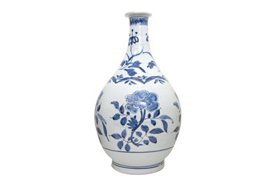 Lot 71 - A LARGE BLUE AND WHITE ARITA 'PEONY' BOTTLE VASE