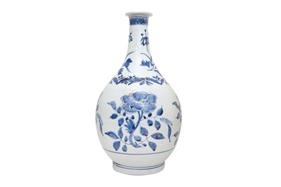 Lot 71 - A LARGE BLUE AND WHITE ARITA 'PEONY' BOTTLE VASE