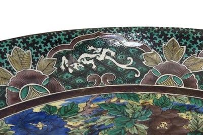 Lot 78 - A LARGE KOKUTANI 'SHISHI' CHARGER