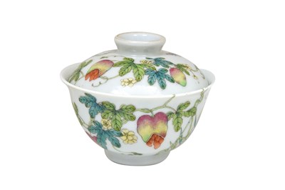 Lot 3 - AN IMPERIAL FAMILLE ROSE 'BITTER MELON' BOWL AND COVER