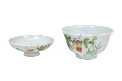 Lot 3 - AN IMPERIAL FAMILLE ROSE 'BITTER MELON' BOWL AND COVER