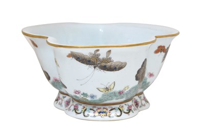 Lot 1 - A FAMILLE ROSE TREFOIL 'BUTTERFLIES' STEM BOWL