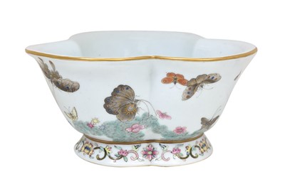 Lot 1 - A FAMILLE ROSE TREFOIL 'BUTTERFLIES' STEM BOWL