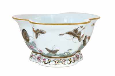 Lot 1 - A FAMILLE ROSE TREFOIL 'BUTTERFLIES' STEM BOWL