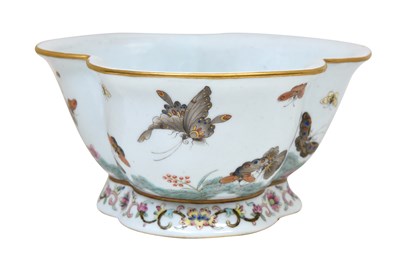 Lot 1 - A FAMILLE ROSE TREFOIL 'BUTTERFLIES' STEM BOWL