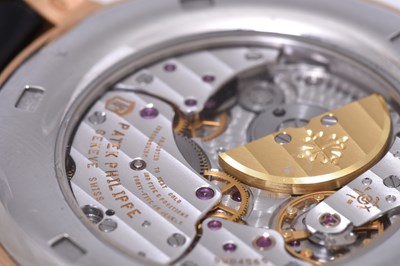 Lot 67 - A LIMITED EDITION MEN'S PATEK PHILIPPE PLATINUM AND 18K ROSE GOLD AUTOMATIC WRISTWATCH.