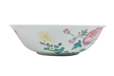Lot 41 - A FAMILLE ROSE 'FLOWERS' BOWL