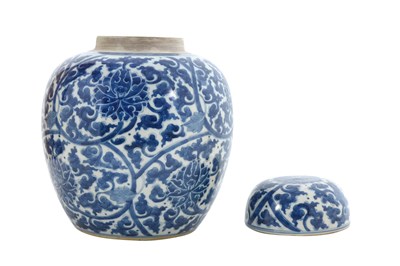 Lot 43 - A BLUE AND WHITE 'LOTUS' JAR AND COVER