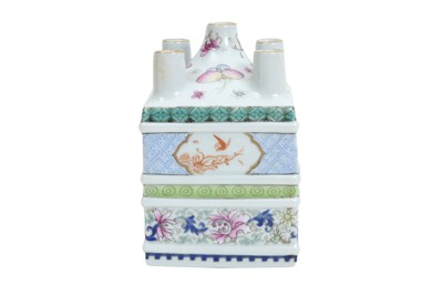 Lot 40 - A SMALL FAMILLE ROSE TULIP VASE