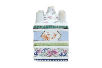 Lot 40 - A SMALL FAMILLE ROSE TULIP VASE