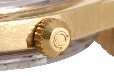 Lot 34 - A MEN'S UNIVERSAL GENEVE GOLD PLATED AND 14K YELLOW GOLD AUTOMATIC BRACELET WATCH.