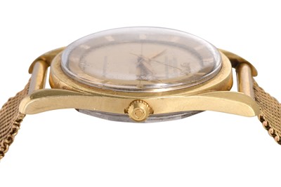 Lot 34 - A MEN'S UNIVERSAL GENEVE GOLD PLATED AND 14K YELLOW GOLD AUTOMATIC BRACELET WATCH.