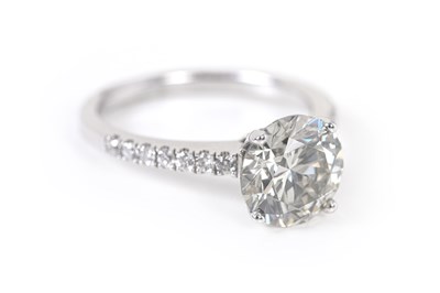 Lot 84 - A SOLITAIRE DIAMOND-SET 18K WHITE GOLD ENGAGEMENT RING