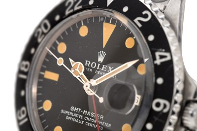 Lot 3 - A COLLECTABLE MEN'S ROLEX STAINLESS STEEL GMT AUTOMATIC BRACELET WATCH.