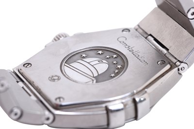 Lot 30 - A MEN'S OMEGA STAINLESS STEEL QUARTZ BRACELET WATCH.