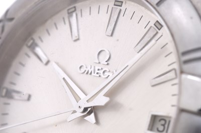 Lot 30 - A MEN'S OMEGA STAINLESS STEEL QUARTZ BRACELET WATCH.