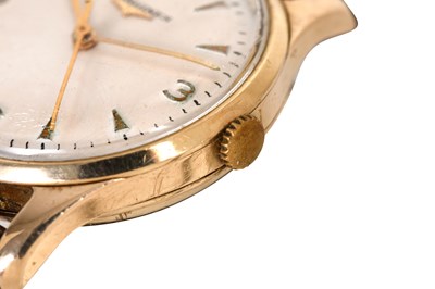 Lot 33 - A MEN'S LONGINES 9K YELLOW GOLD AUTOMATIC WRISTWATCH.