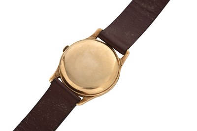 Lot 33 - A MEN'S LONGINES 9K YELLOW GOLD AUTOMATIC WRISTWATCH.