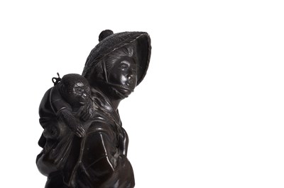 Lot 98 - A BRONZE FIGURE OF A FEMALE MONKEY TRAINER BY GENRYUSAI SEIYA (1868 — 1912)