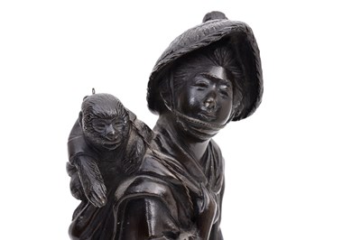 Lot 98 - A BRONZE FIGURE OF A FEMALE MONKEY TRAINER BY GENRYUSAI SEIYA (1868 — 1912)